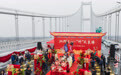 湖北武汉： 长江大桥上的集体婚礼(5)