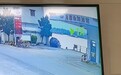 惊险一幕！男子加完油径直开车冲进海中