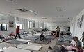 挨个敲开大货车的门，他在台风来临前化身志愿者带同行“回家”