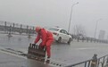 红衣骑手雨中徒手复位数十斤钢板，曾在部队当了12年兵