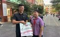 12岁男孩扶车27次获赠三套试卷，车主称不追责，祝他考上清华，小孩哥表情亮了