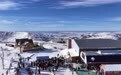追光｜秋天还没过完，这座小镇雪场开板了