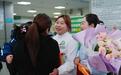 4岁女童在温泉酒店泳池溺水，两名正休假的护士跪地抢救20分钟，挽回孩子一命