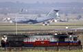 突发：美国空军C-17A降落莫斯科，俄乌战争要密谈判结束了？