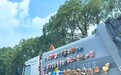 挂满娃娃的“成都最美垃圾车”火了，29岁司机：把车装扮得好看，干活时没那么枯燥压抑