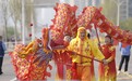 莲花湖社区舞龙队为健康跑助威，民俗表演融入全民健身场景