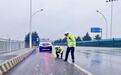 （湖北频道B）铲冰除雪、推车引路，枣阳公安多警联动全力打赢抗冰保畅攻坚战