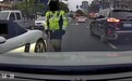 保时捷车主当着交警面威胁他人：下次绝对把你撞了