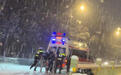 雪天路滑救护车无法上坡，四名高中生和交警一同推车感动路人 学校：将予以表彰