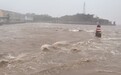 张嘴就灌满雨水，70公斤记者被台风吹得站不稳