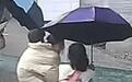 3名小女生雨中轮流背走失男童，徒步2公里到派出所求助