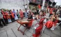 浙江嘉兴：满城“红装”迎国庆(2)