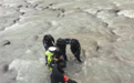 男子酒后翻越护栏落入康定折多河，幸被民辅警救起，生命体征平稳
