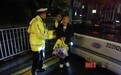 老人公交上突发胸痛，药品却留在旅店……风雨夜，交警紧急护送75岁老人取药
