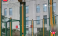 北京街头“八角笼”健身场所引关注，被戏称“争端裁决场所”体育局：用街边绿地建的笼式足球场