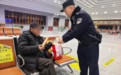 浙江八旬独居老人深夜徘徊火车站称要去河南“开公司”民警帮助其回家