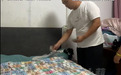 男子为戒烟，每天存下40元，9个月后烟钱摆满一床，给妻子买了折叠手机；妻子：不在乎钱在乎丈夫身体