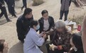 150余人昼夜接力搜救近17小时 77岁走失老人在胡杨林深处获救