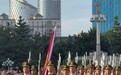 南昌八一广场举行盛大升旗仪式，有民众彻夜等候：本来想等100周年时过来看，实在没忍住就提前来了