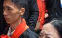 姐姐带失散33年的弟弟回家磕头告慰母亲，含泪呼唤失踪父亲回家团圆：“家里就差你一个了”