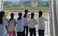 “船来了！”平陆运河通航在即，沿线小学孩子趴栏杆看货轮，老师：希望孩子种下当船长的梦想
