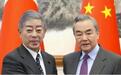 9 月底，日本前外相岩屋毅率经贸代表团访华，与王毅会面。回国后他公开