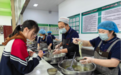 黑龙江林甸：“妈妈食堂”守护学生“舌尖上的安全”