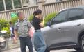 女司机脚踹保安被反手扇耳光，知情人称网传视频不完整，目前涉事保安已停职