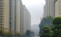 摊贩在小区会所门前卖菜，保安疑为驱赶在旁消防演练，物业回应