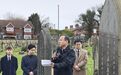 中国总领事在英国为北洋水师水兵扫墓，墓碑前放着航母模型