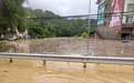 重庆永川遭遇历史性特大暴雨，有市民踩空掉入下水道水淹到脖子