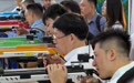 服贸会上观众争当“神枪手”