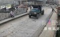 广西一车辆撞断限高杆，两名学生无辜被击中！当地回应：伤者已送医，司机被控制