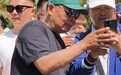 于东来现身洛阳王城公园看牡丹，还喊话网友来洛阳旅游，游客：戴着墨镜和口罩还是被认出来了，大家纷纷跟他合影