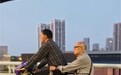 重阳节，武汉街头一段“载父骑行”视频引发共鸣，网友：“小时候我坐在父亲后座，这次换父亲坐后面了”