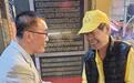 李四川大年初一凌晨现身土地公庙发红包，民众热情排队合照