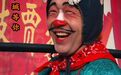 太原古县城“显眼包”卖货郎意外走红，他每天挑40多斤重担演出，游客争相合影，本人回应：游客开心就不觉得累了