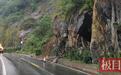 山坡上的小树剧烈晃动，十堰辅警张仕虎果断劝返40余辆车，下一秒数百吨碎石轰然垮塌