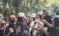 北京电影学院2026级新生报到：一武汉籍本科生因外形俊朗神似演员宋威龙引围观，另有经纪公司等在校门口“选角”