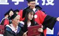 贵州女孩邀请爷爷奶奶参加本科毕业典礼感动无数网友，当事人：我告诉两老是“学校要求的”，他们才肯来