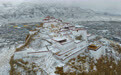 高原春雪润良田 古堡银装迎丰年