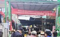 武汉一名八旬老人占道摆摊，暖心城管挑着菜筐带老人到便民市场售卖