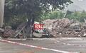 实探柳州5.2级地震震中：马路中央现深坑，围墙倒塌砸坏汽车，三层民居门户悬空