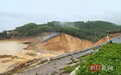 广西六蓝水库大堤缺口处仍在泄水，村民称在山上过夜