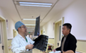 院内遇老人癫痫发作，意识丧失、全身抽搐，已完成交接班的哈尔滨骨科医生，跪地紧急施救6分钟！确认老人安全转运后，他还做了一件事……