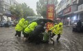徒手清淤、冒雨推车、深夜救援！暴雨中，湖北公安在行动