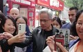 黄仁勋在北京逛街喝8元的蜜雪冰城，吃38元炸酱面，店员：面是我们请他品尝的，他说挺好吃