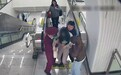 地铁列车内乘客晕倒，一群人紧急行动