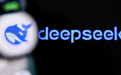 DeepSeek R1发布一年了，不卷功能、不融资、不着急，凭什么硬控硅谷
