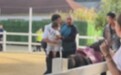小孩在动物园骑马时受惊，同行男子连扇工作人员耳光